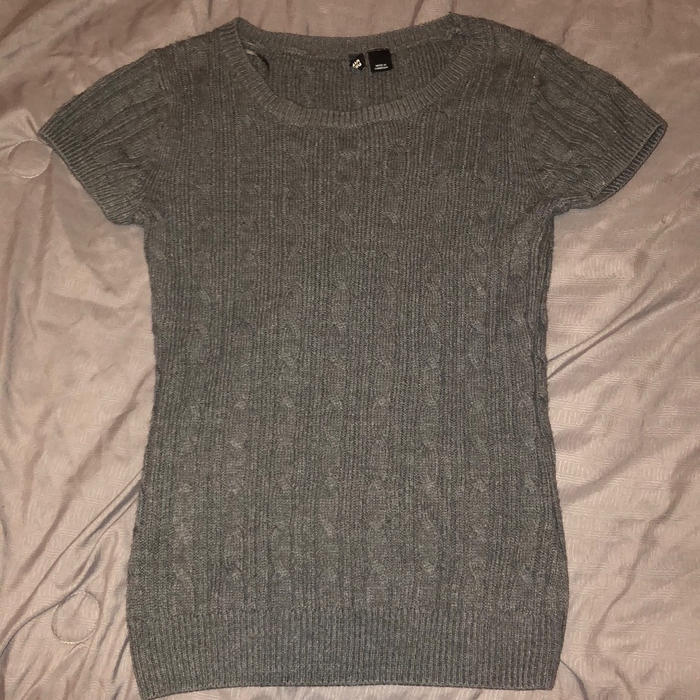 Short sleeve fitted and knitted grey sweater